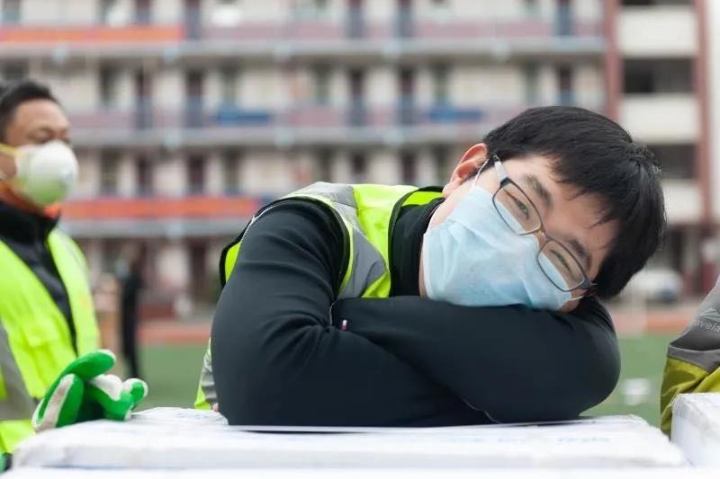 志愿者賈威：“累了，趴下歇會(huì)兒”